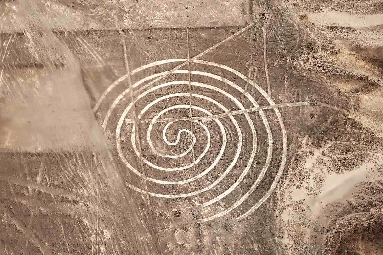Spirálovitý geometrický geoglyf mezi liniemi Nazca v peruánské poušti
