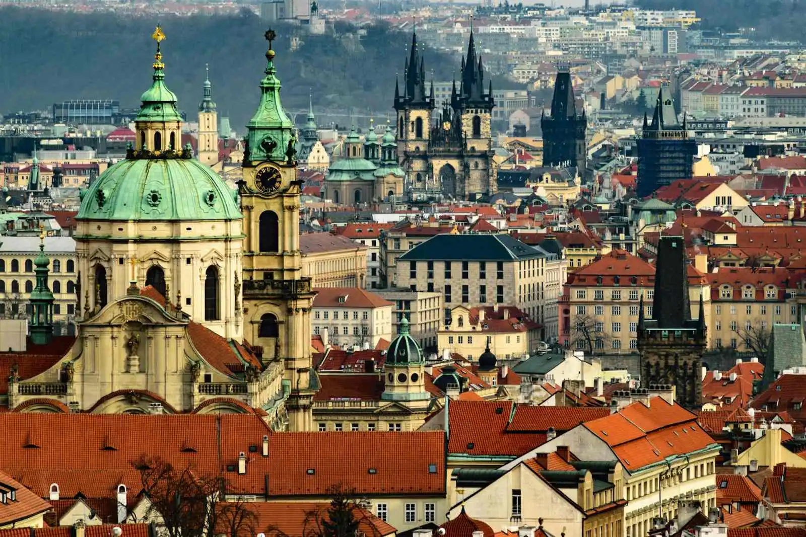 Panorama historického centra Prahy s chrámem sv. Mikuláše, Týnským chrámem a dalšími památkami zapsanými na seznamu UNESCO.