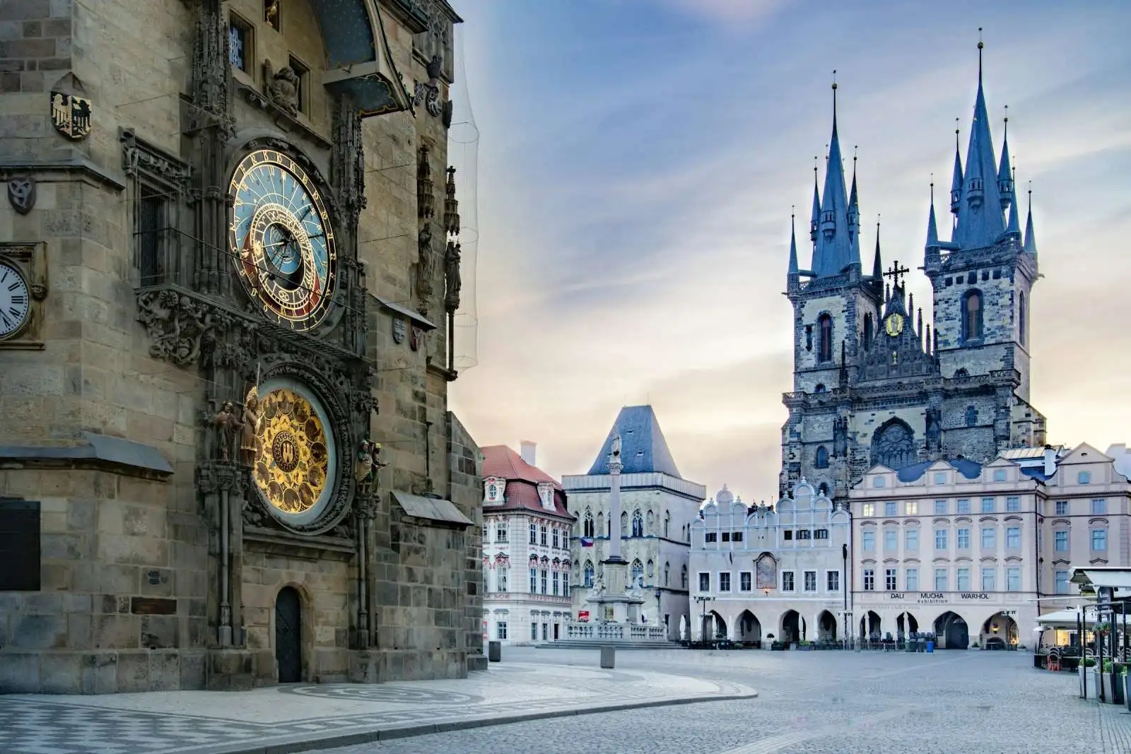Pražský orloj, Staroměstská radnice a Týnský chrám na Staroměstském náměstí v historickém centru Prahy.