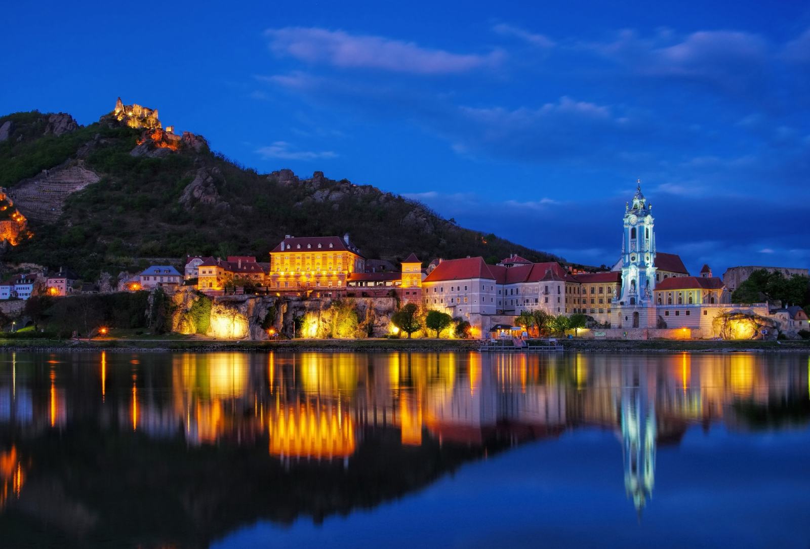 Wachau romantický Dürnstein s modrobílou věží kostela a zříceninou hradu