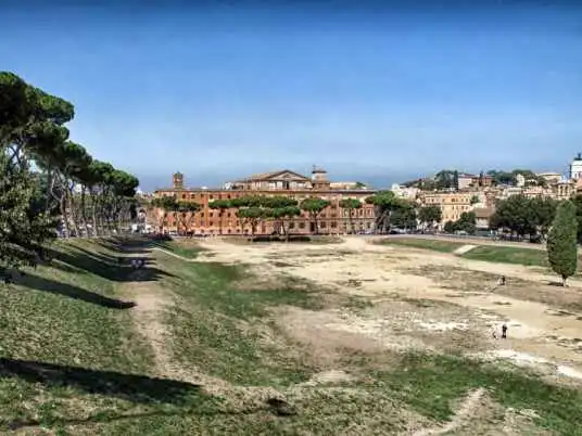 Římský stadion Circus Maximus (Circo Massimo)